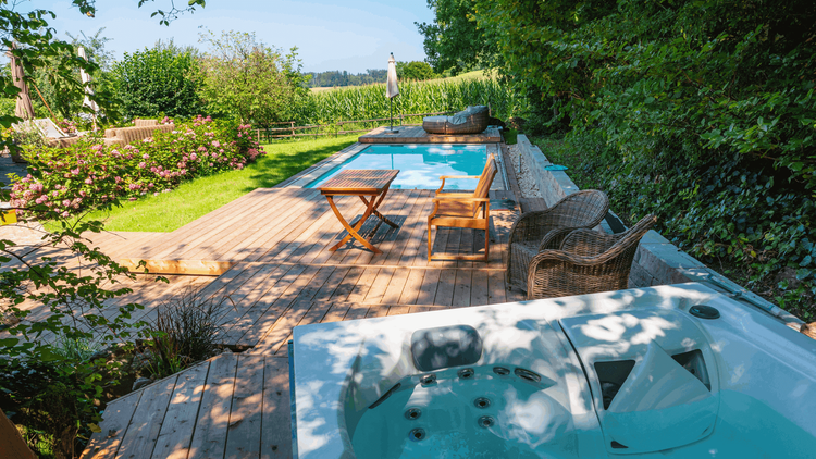 pool-mit-holz-abdeckung-custom
